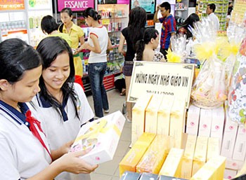 Students choose gifts for their teachers at a supermarket in HCMC for the upcoming Vietnam Teachers’ Day, November 20 (Photo: SGGP) Students choose gifts for their teachers at a supermarket in HCMC for the upcoming Vietnam Teachers’ Day, November 20 (Photo: SGGP)